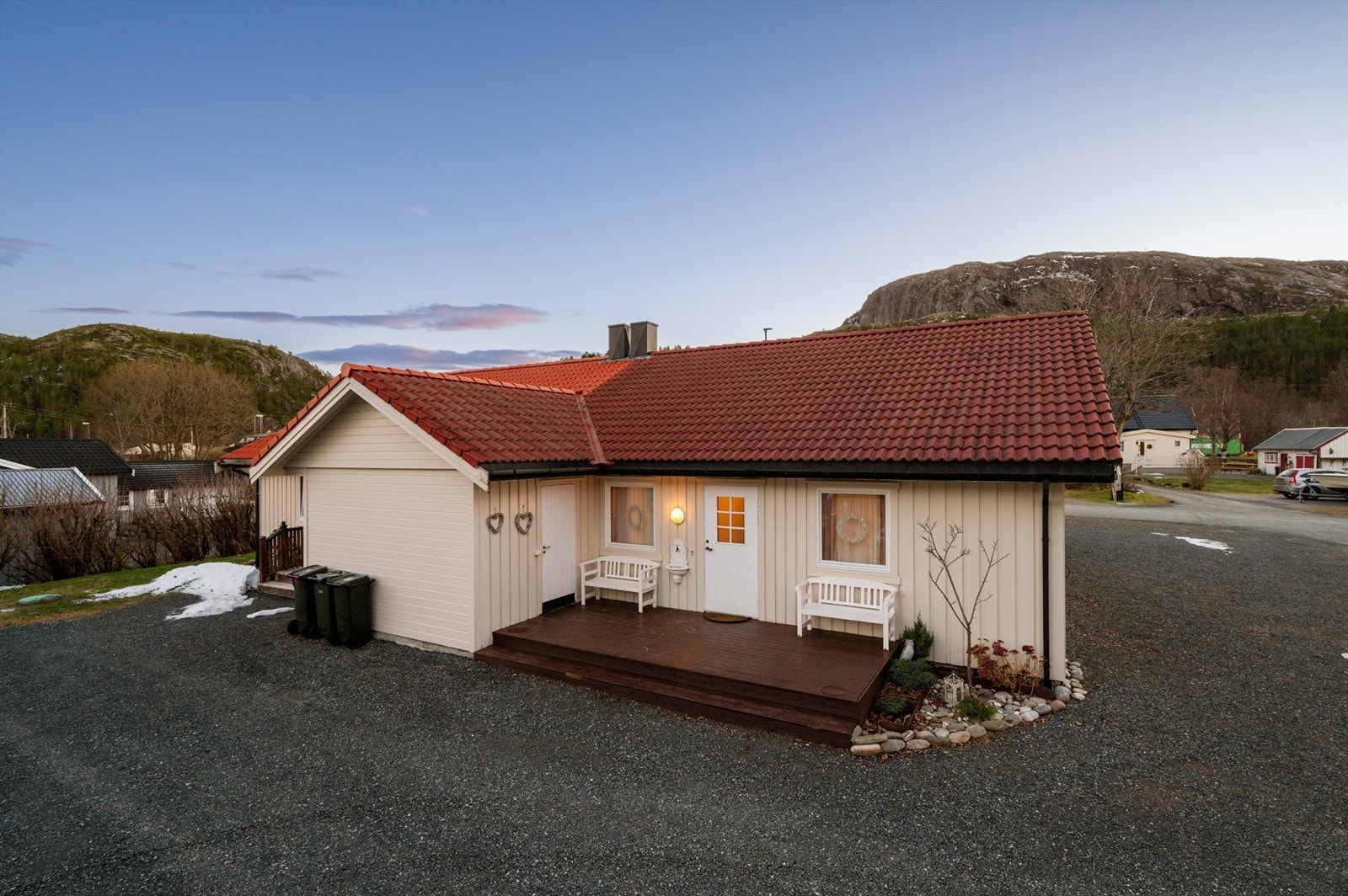 Coop Prix ligger kun en kort kjøretur unna, og det er også kort vei til bensinstasjon og øvrige servicetilbud i området. For den aktive er det flere tilbud i nærområdet, blant annet balløkke, treningssenter og ulike frilufts- og idrettsmuligheter. Galleribilde