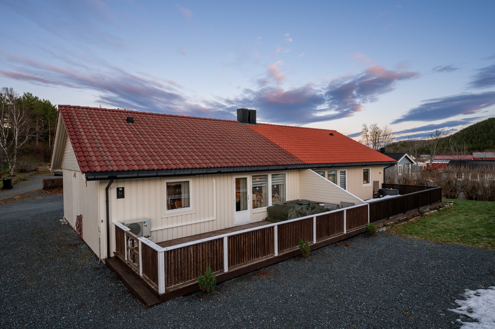 Velkommen til Petter Jakobsens vei 5A - og denne innholdsrike halvparten beliggende i et rolig og barnevennlig område i Lysøysundet! Foto: Harald Wanvik Galleribilde