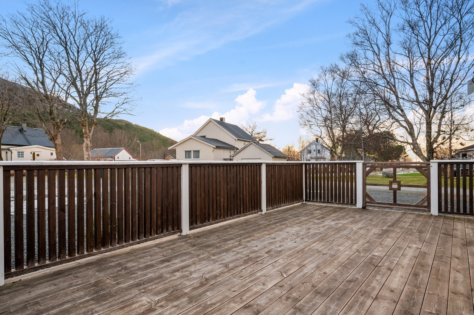 Fra stuen har man direkte utgang til en romslig terrasse på hele 31 kvm med god plass til ønsket utemøblement og grill. Galleribilde