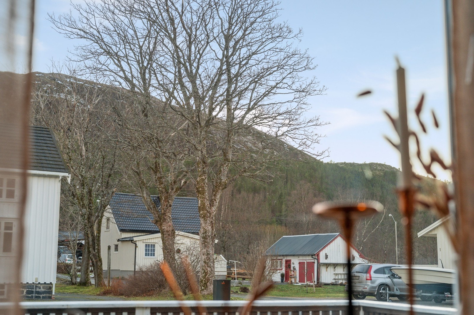 For barnefamilier er det flere barnehager og skoler i rimelig nærhet. Solkysten barnehage, avdeling Lysøysund, ligger kun 3 minutter unna, og det er gode skoletilbud både i nærmiljøet og i Botngård, med enkel transportforbindelse i området. Galleribilde