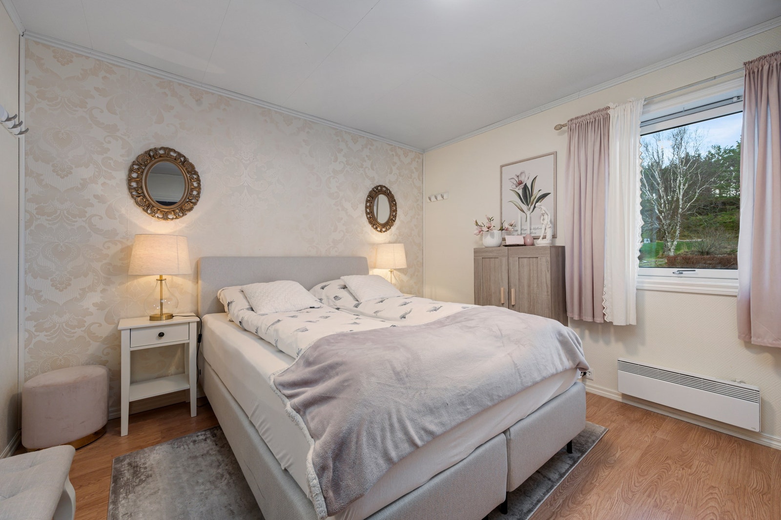 Hovedsoverommet er på 12 kvm og har god plass til dobbeltseng av ønsket størrelse, nattbord og garderobeskap. Galleribilde