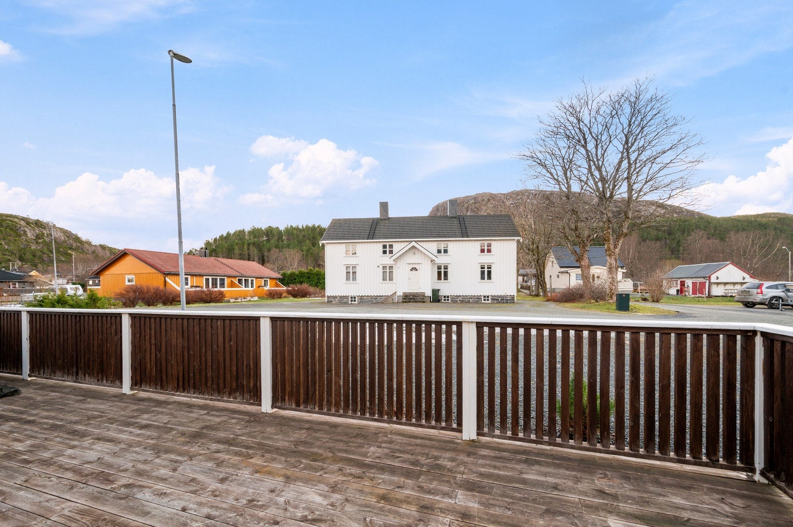 Selger opplyser om solgang på eiendommen fra ca. kl. 07:00 til 19:00 på sommerstid. Galleribilde