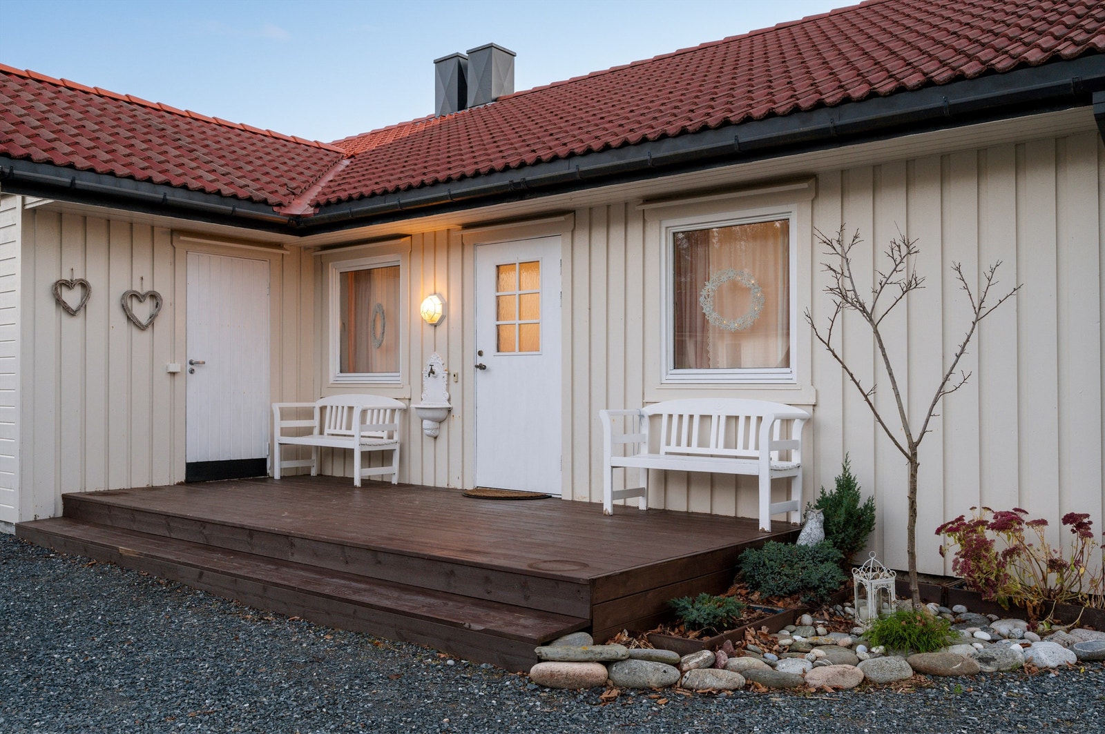 Eiendommen ligger i et rolig og idyllisk boligområde i Petter Jakobsens vei 5A, midt i vakre Lysøysund. Her bor du tett på sjøen og med kort vei til flotte rekreasjonsområder, turstier og et levende kystmiljø. Galleribilde