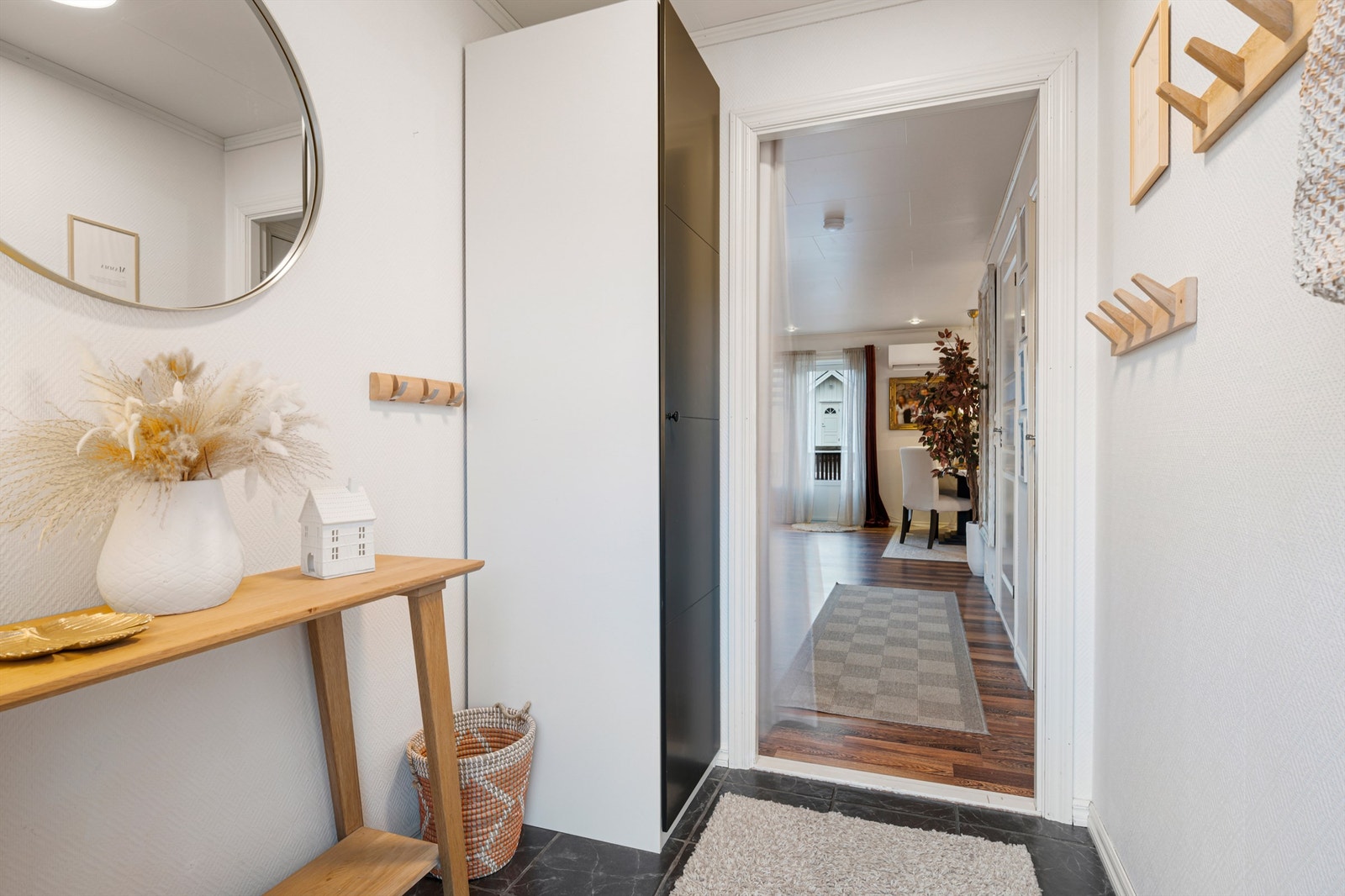 Her har man god plass til oppbevaring av yttertøy og sko. Boligen disponerer også en utvendig bod på 5 kvm i forbindelse med entréen med ytterligere lagringsmuligheter. Galleribilde