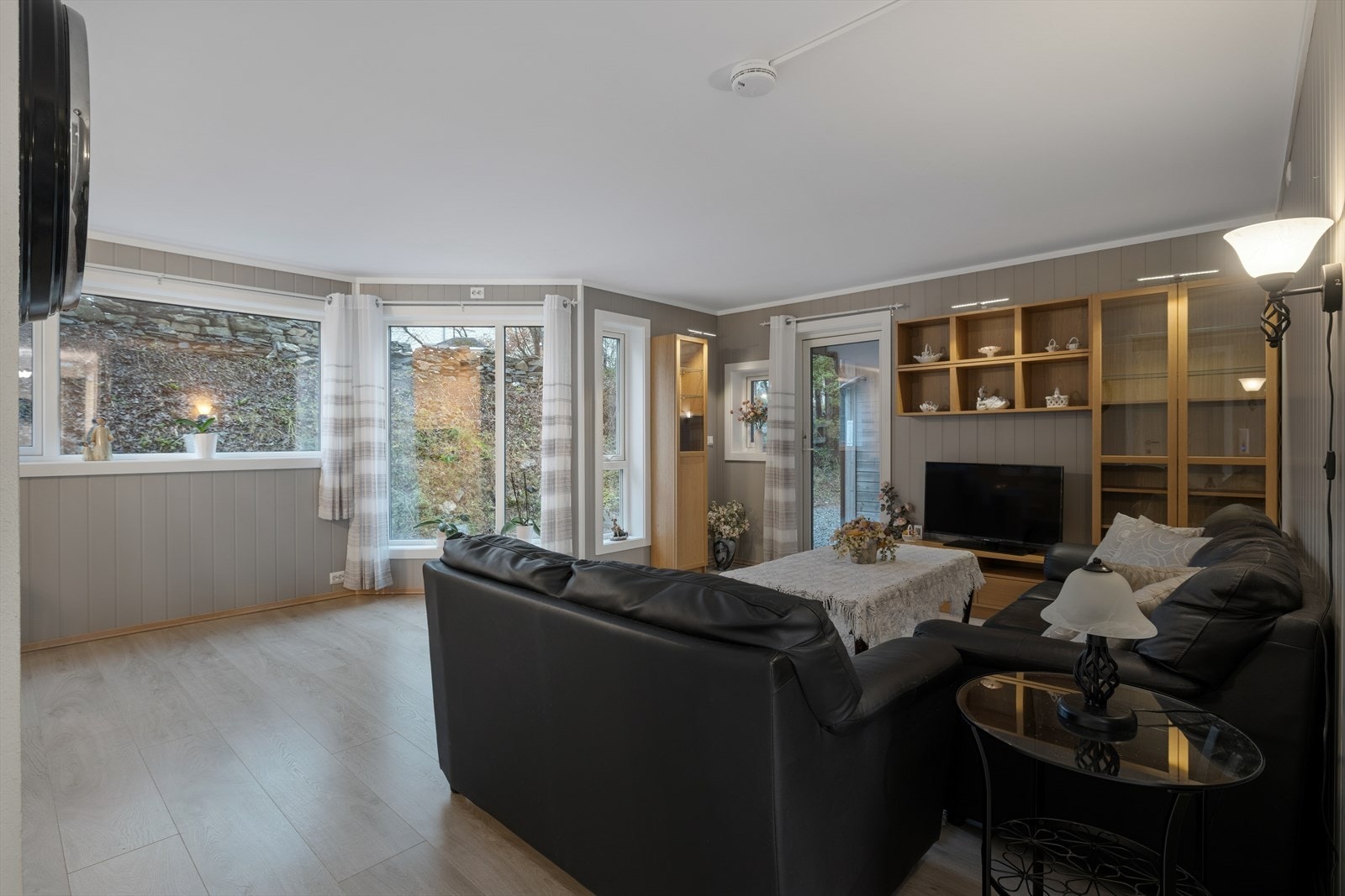 Rikelig med vindus overflater som gir naturlig lys inn i rommet. Galleribilde