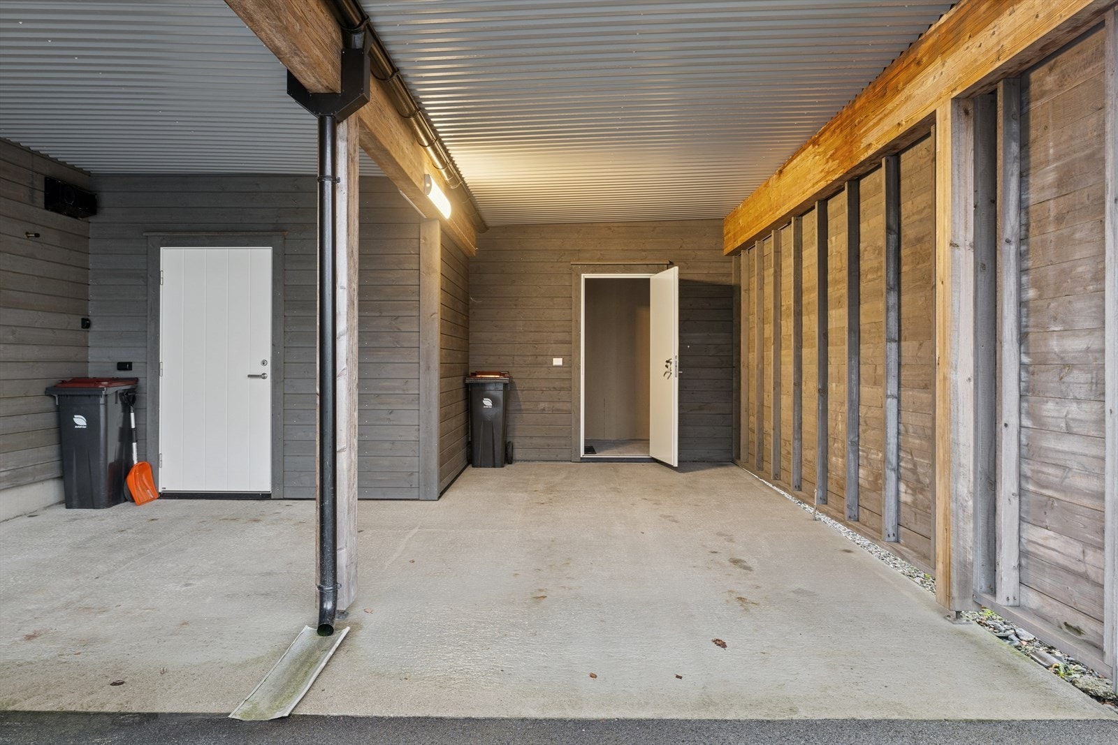 Caport og utvendig bod. Galleribilde