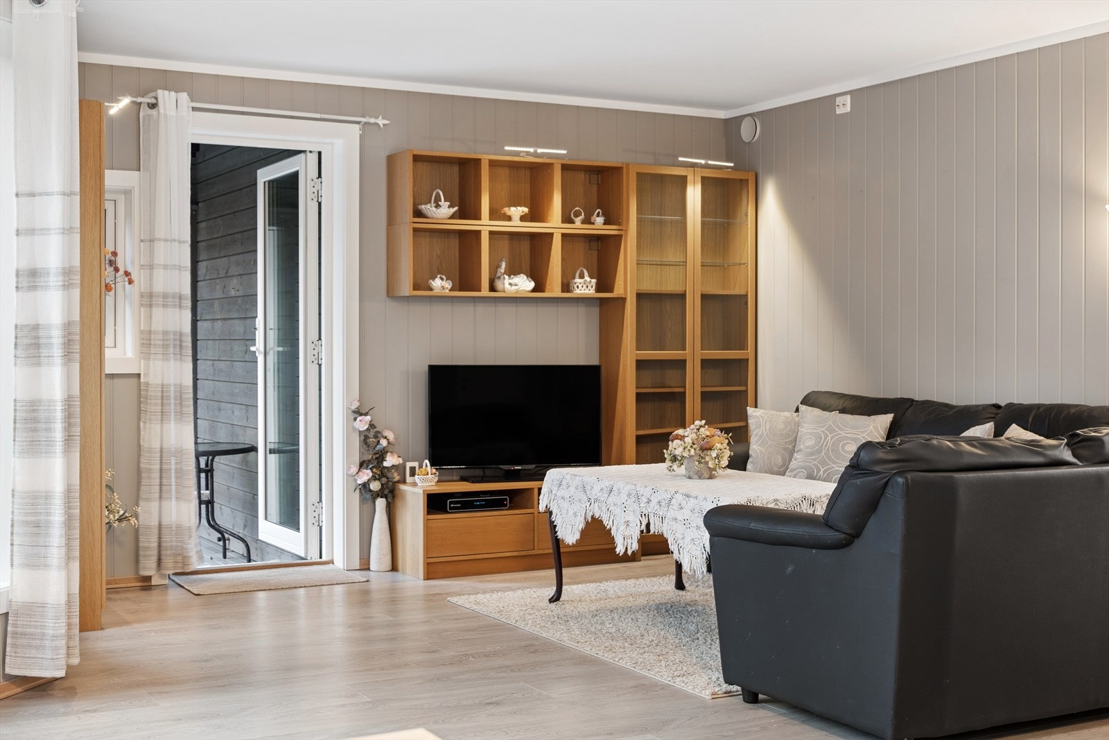 Stuen er enkel å møblere med sofagruppe. Galleribilde