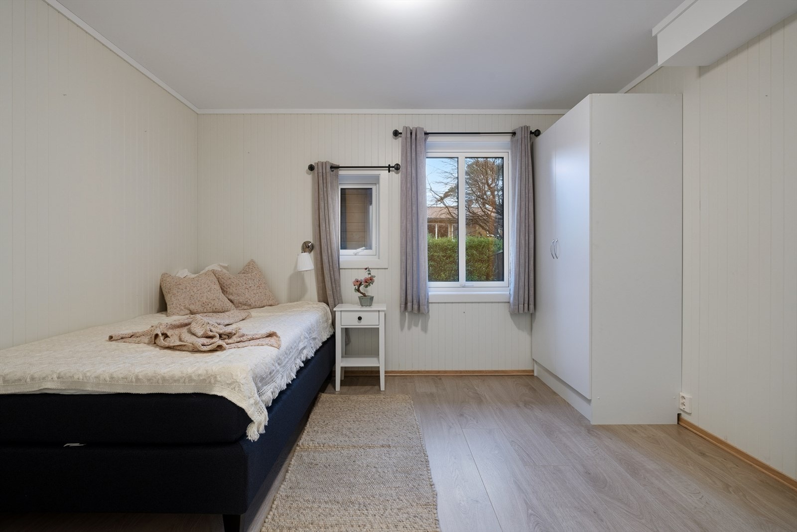 Soverom 1, med god plass til seng, klesskap og andre soveroms møblementer. Galleribilde