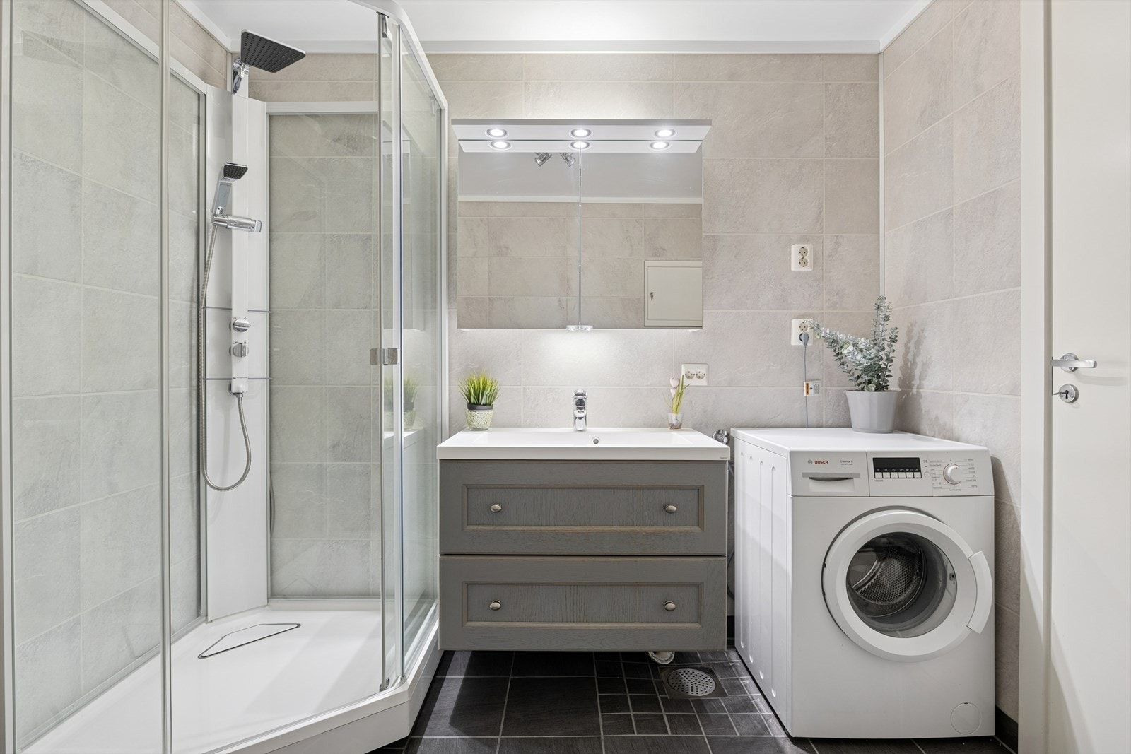 Speilskap med belysning over. l Galleribilde