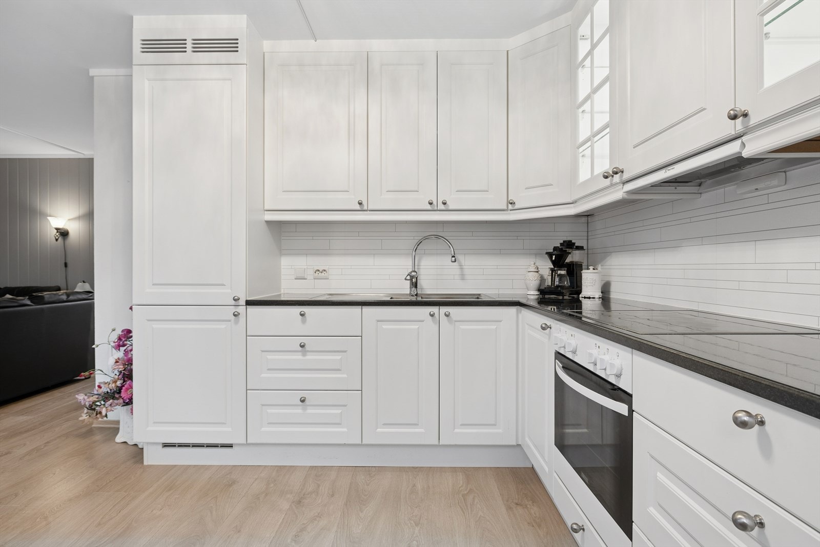 Godt med oppbevaring på kjøkkenet samt grei arbeidsbenk. Galleribilde