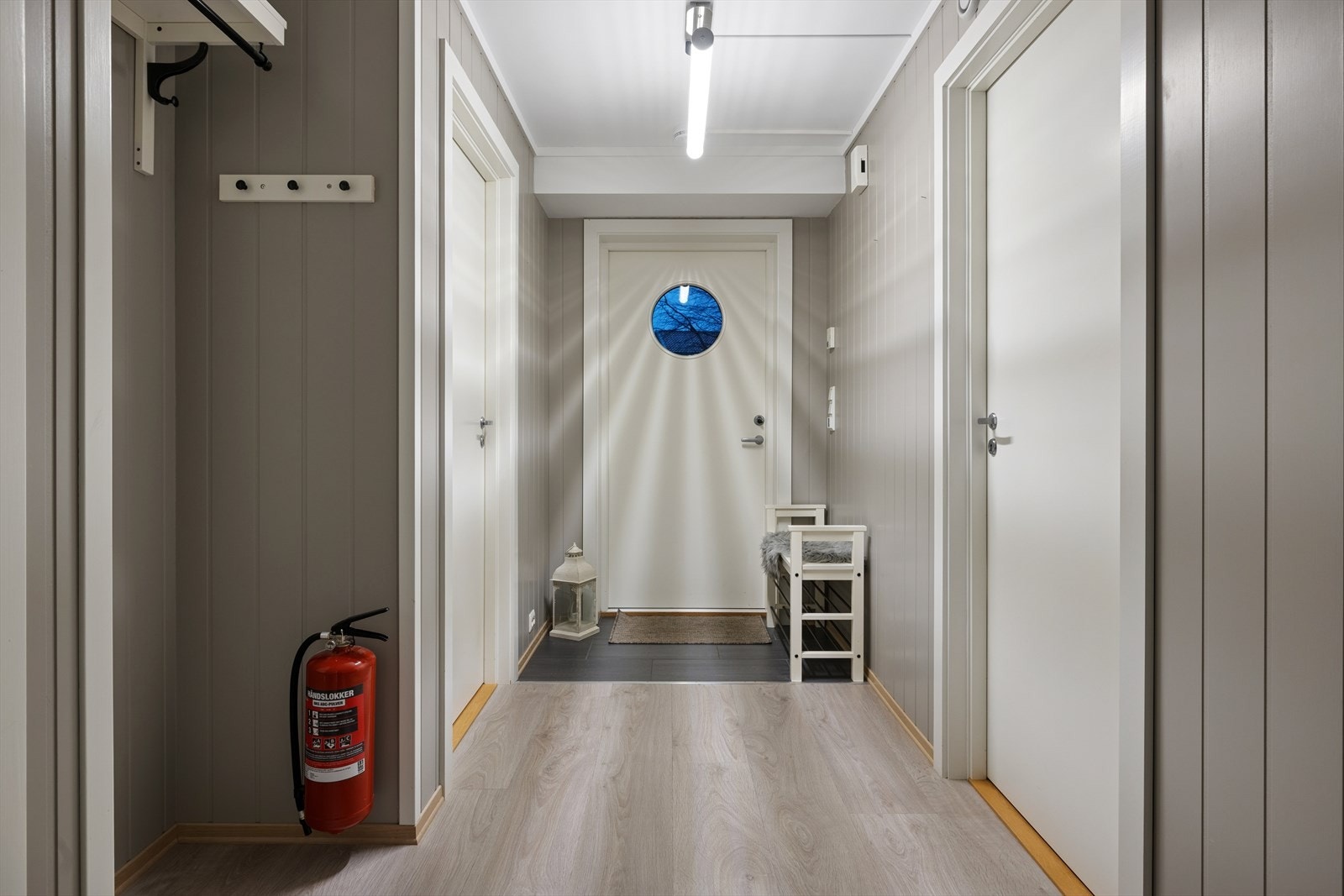 Velkommen inn, entrè med mulighet for skohylle og knagger på veggen, innhukk like ved for oppbevaring av yttertøy. Galleribilde