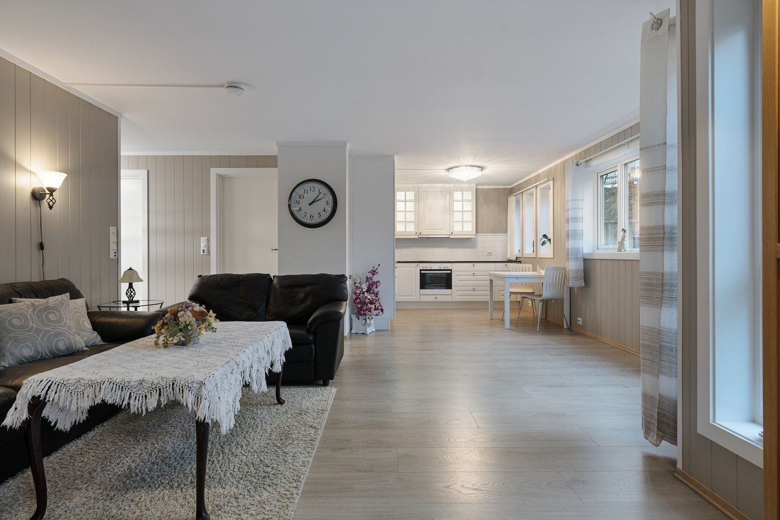 Stuen har en åpen stue/kjøkken løsning. Galleribilde