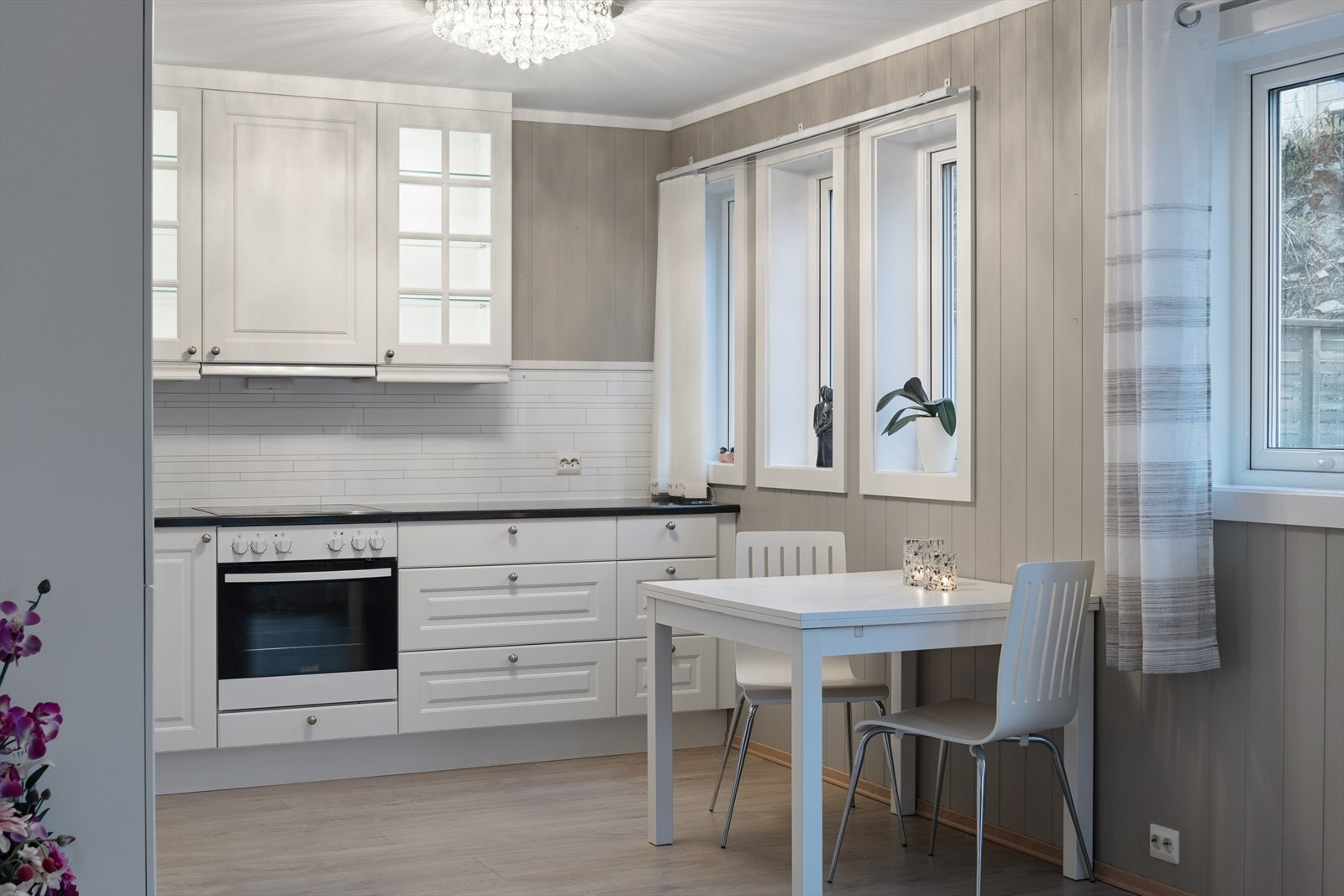 Kjøkkenet har pene profilerte overfalter. Galleribilde