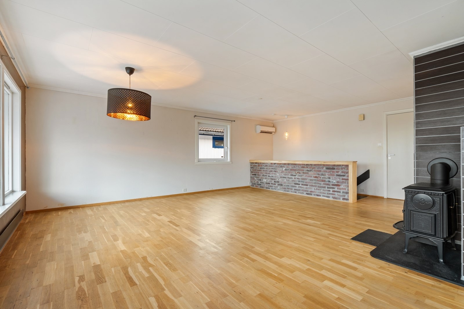 Stue inndelt i naturlige soner med god plass til både sofagruppe og spisestue. Galleribilde