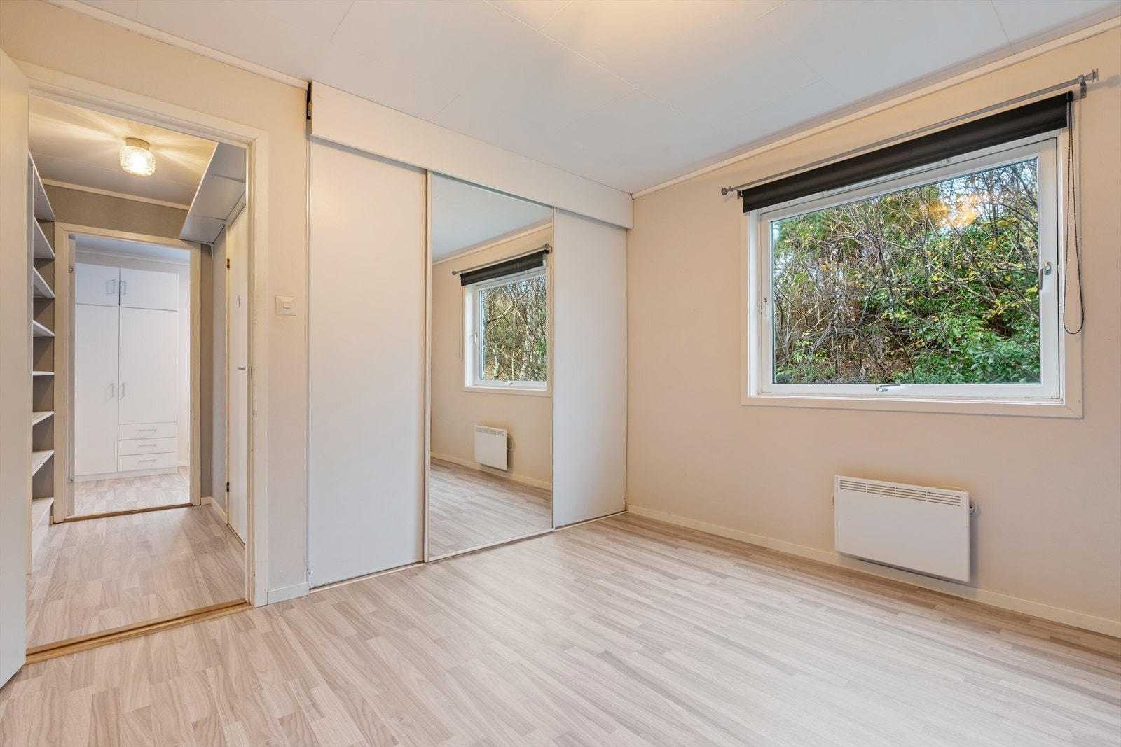 Hovedsoverom med skyvedørsgarderobe. Galleribilde