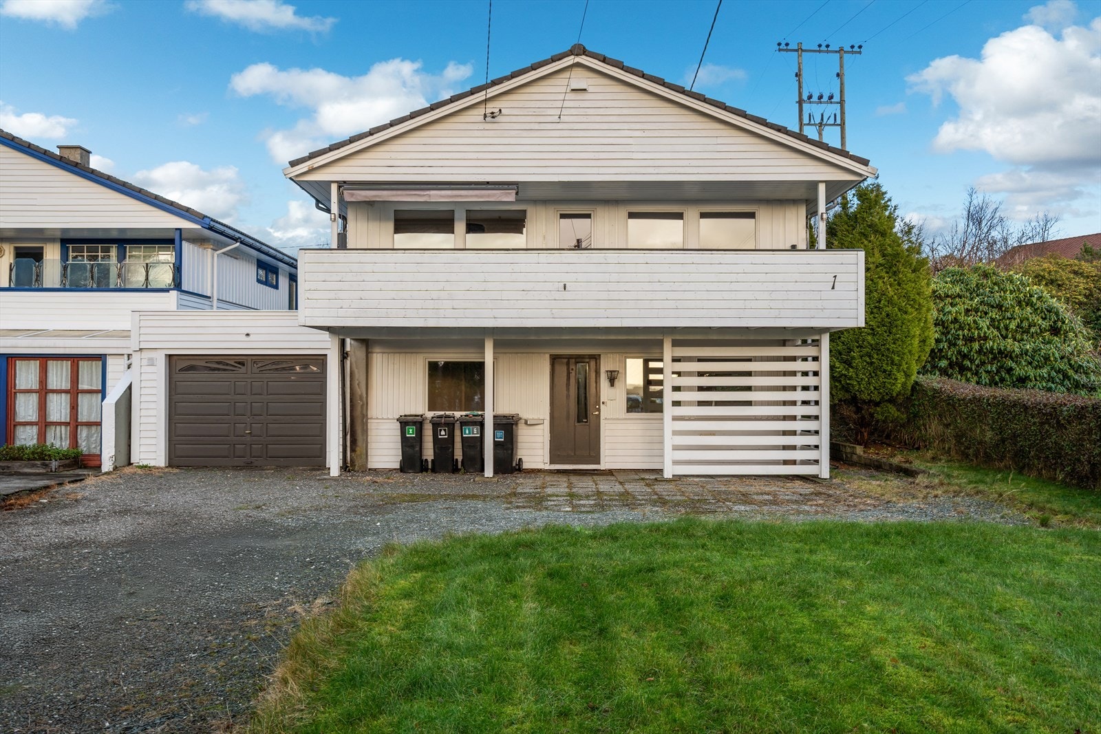 Eiendommen har en kjekk garasje samt lettstelt hage. Galleribilde