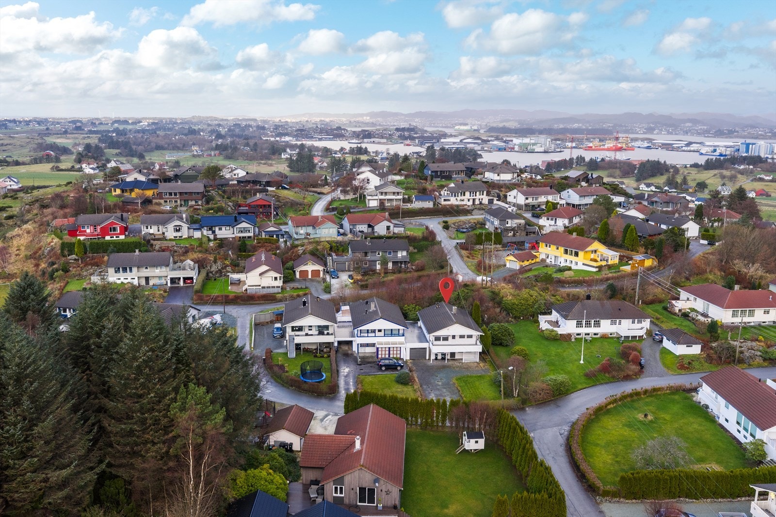 Eiendommen har en rolig beliggenhet nesten helt øverst på Håvik Terrasse. Her har en lite trafikk og kort avstand til nydelige turløyper. Galleribilde