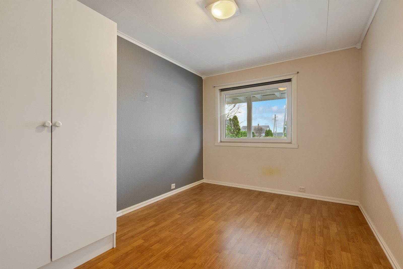 Soverom i underetasjen med garderobeskap. Galleribilde