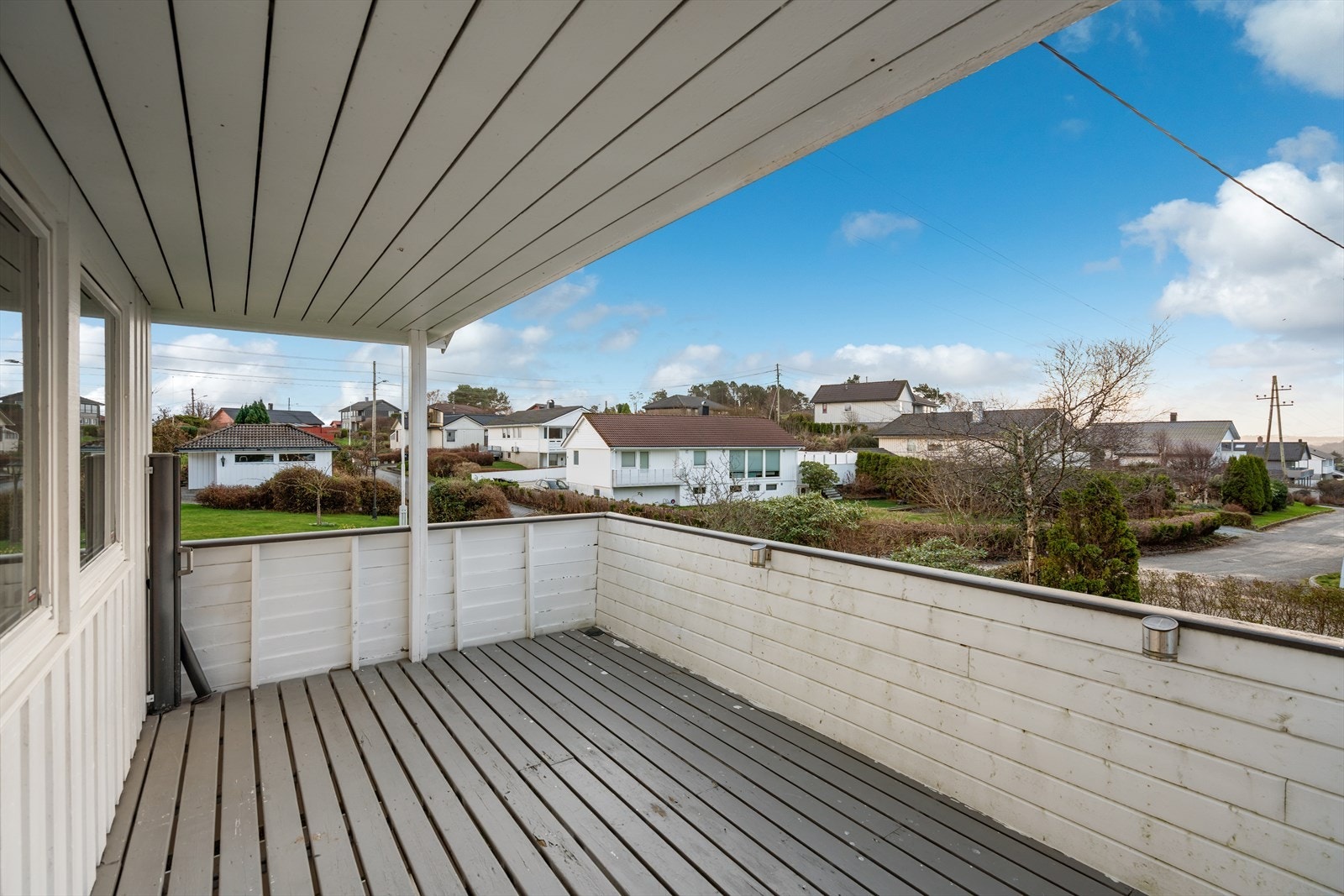 Fra stuen har en direkte utgang til en stor terrasse med utsikt over nærområdet. Galleribilde