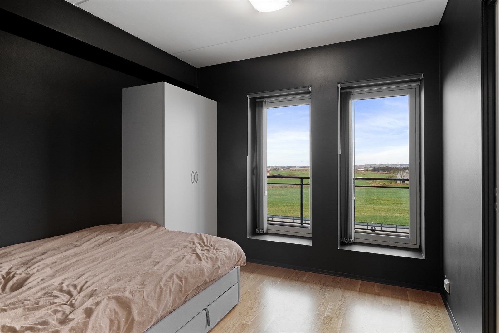 Soverom av god størrelse og flott utsikt. Galleribilde