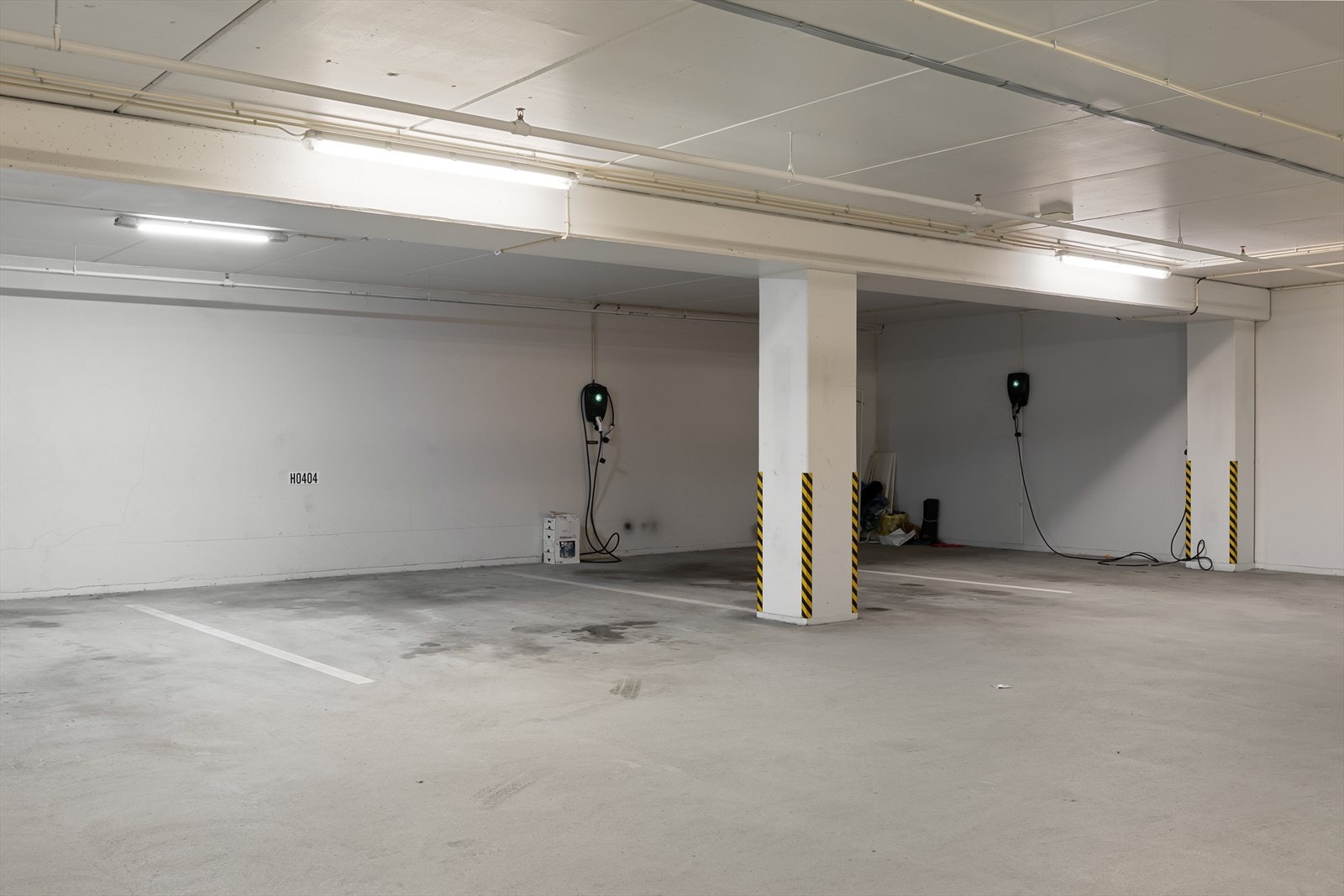 Romslig parkering. Her er det også sykkelparkering. Galleribilde