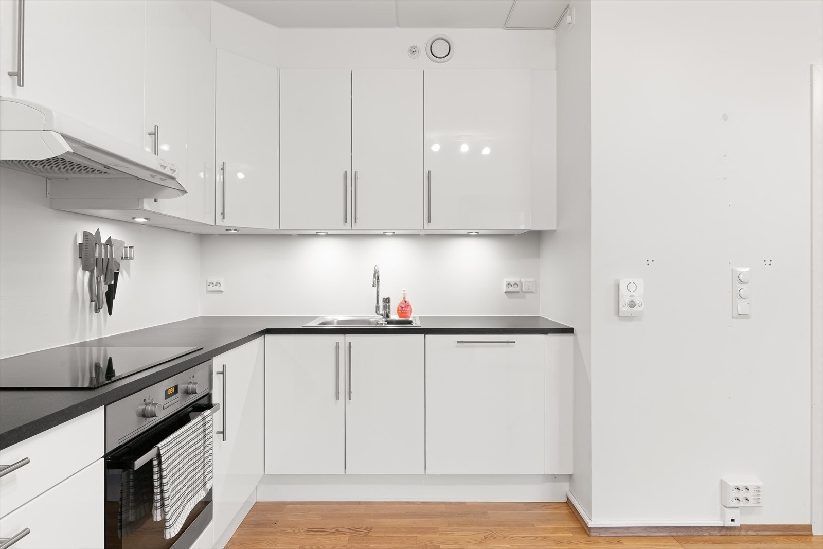 Overlys mellom kjøkkenbenk og overskap gir komfortabel lys under matlagingen. Galleribilde