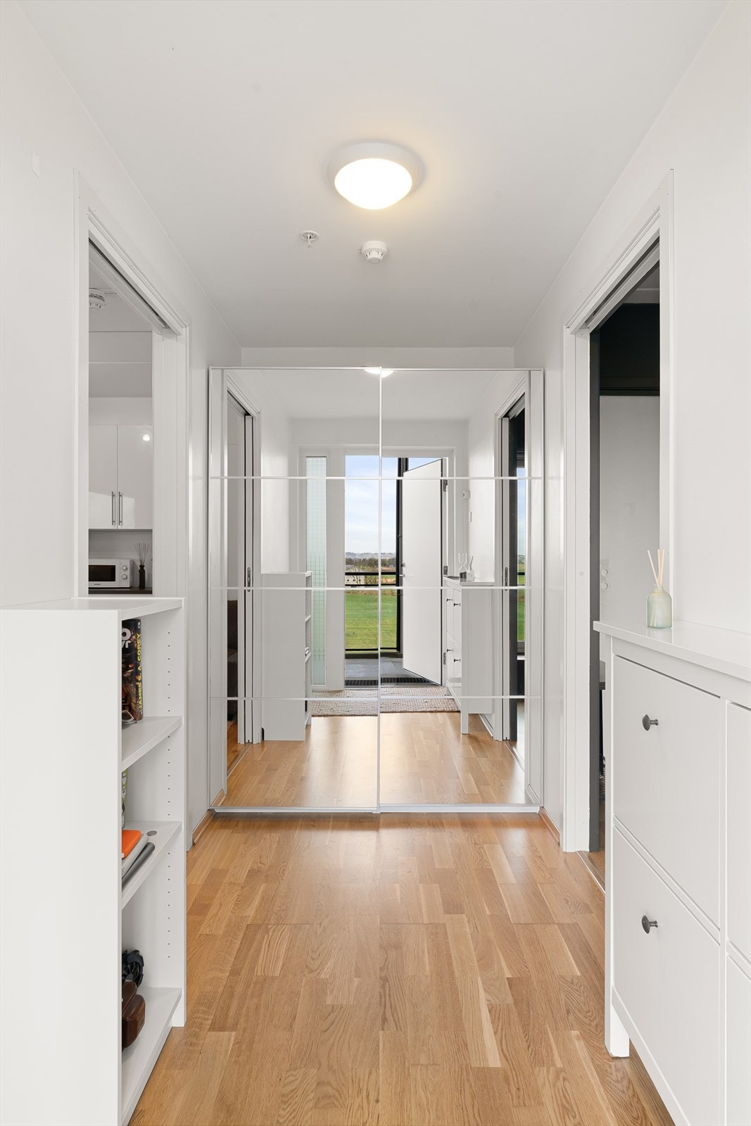 Lys og innbydende entre med god plass til å henge fra seg yttertøy. Galleribilde