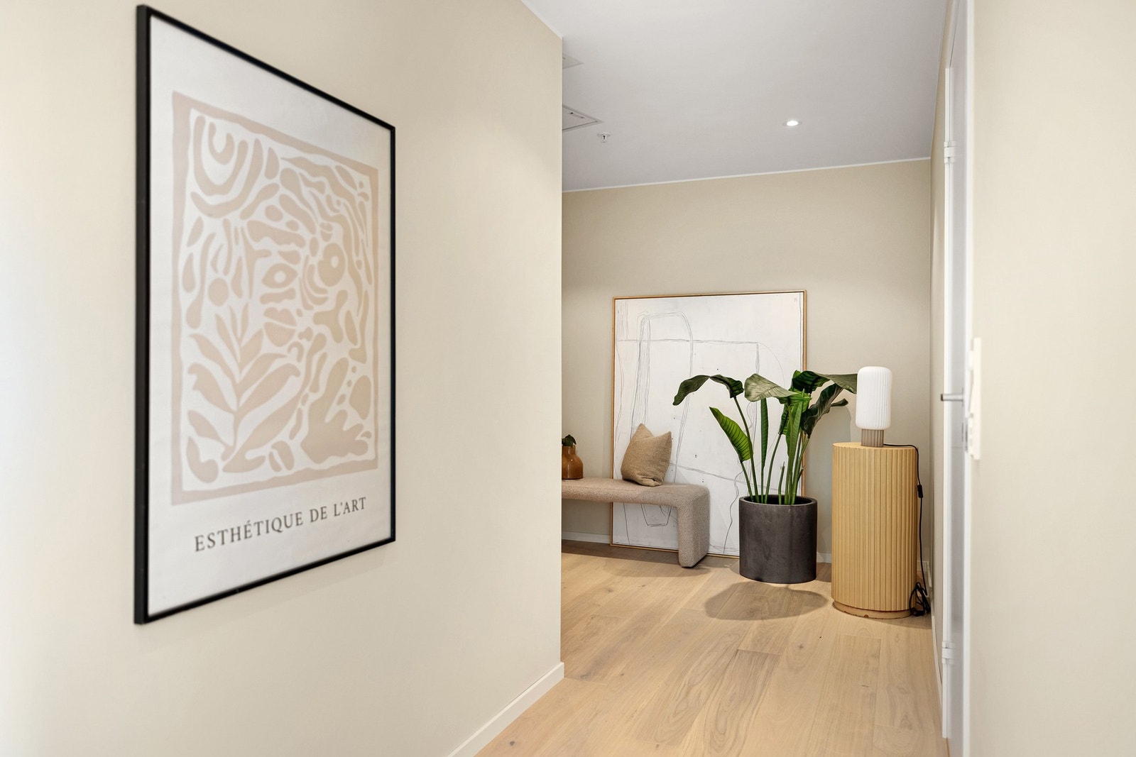 Vi beveger oss til gangen hvor man finner bad nummer to - perfekt til gjester eller barna, slikt at man kan ha det andre badet i fred! Galleribilde