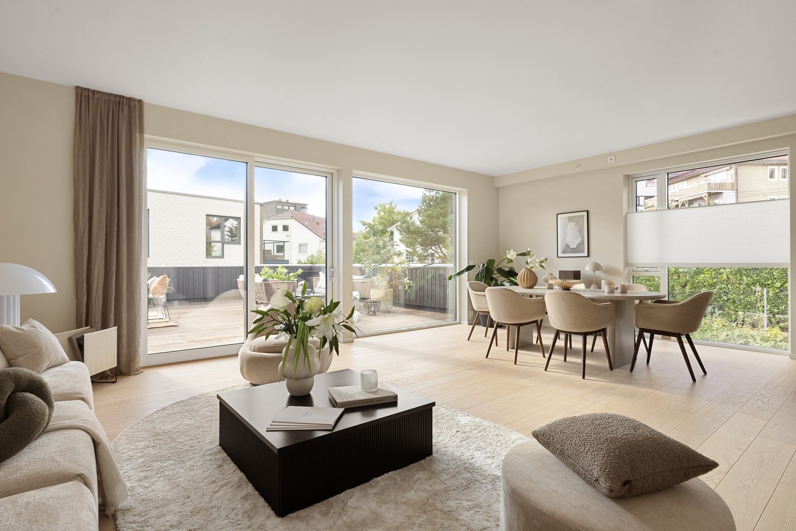 En har god plass til den favoriserte sofakroken og spisebord av god størrelse. Galleribilde