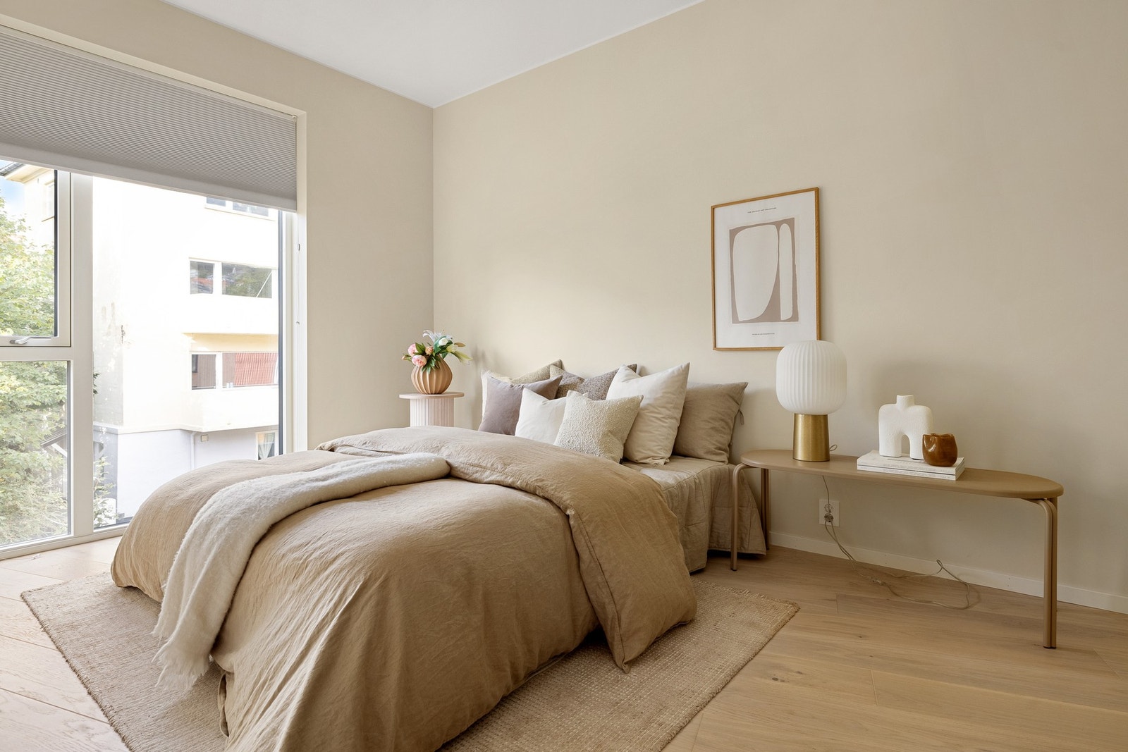 Hovedsoverommet har god plass til en stor seng med nattbord på hver side. Galleribilde