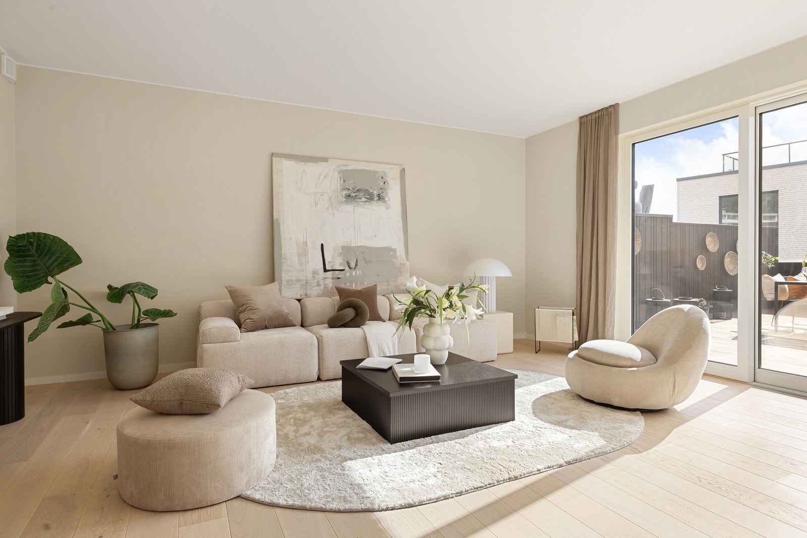 Stuen er en del av en romslig, åpen stue- og kjøkkenløsning. Galleribilde