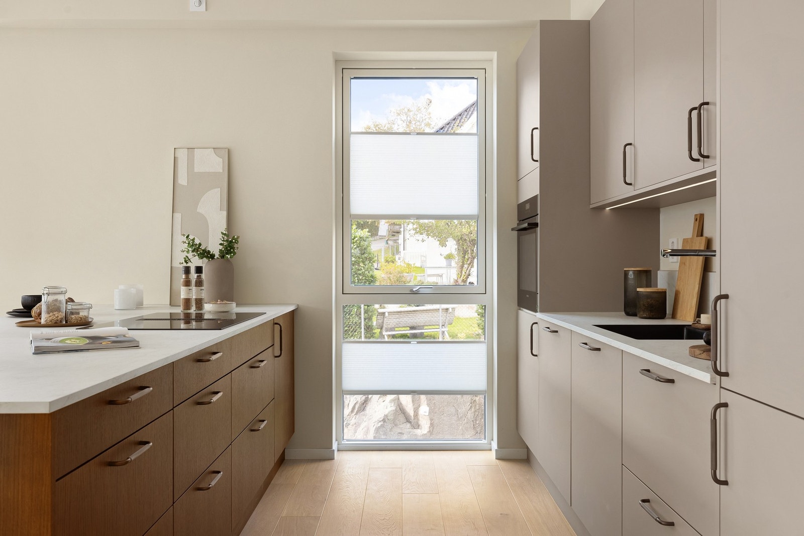 Innredningen består av slette fronter og benkeplate av laminat. Galleribilde