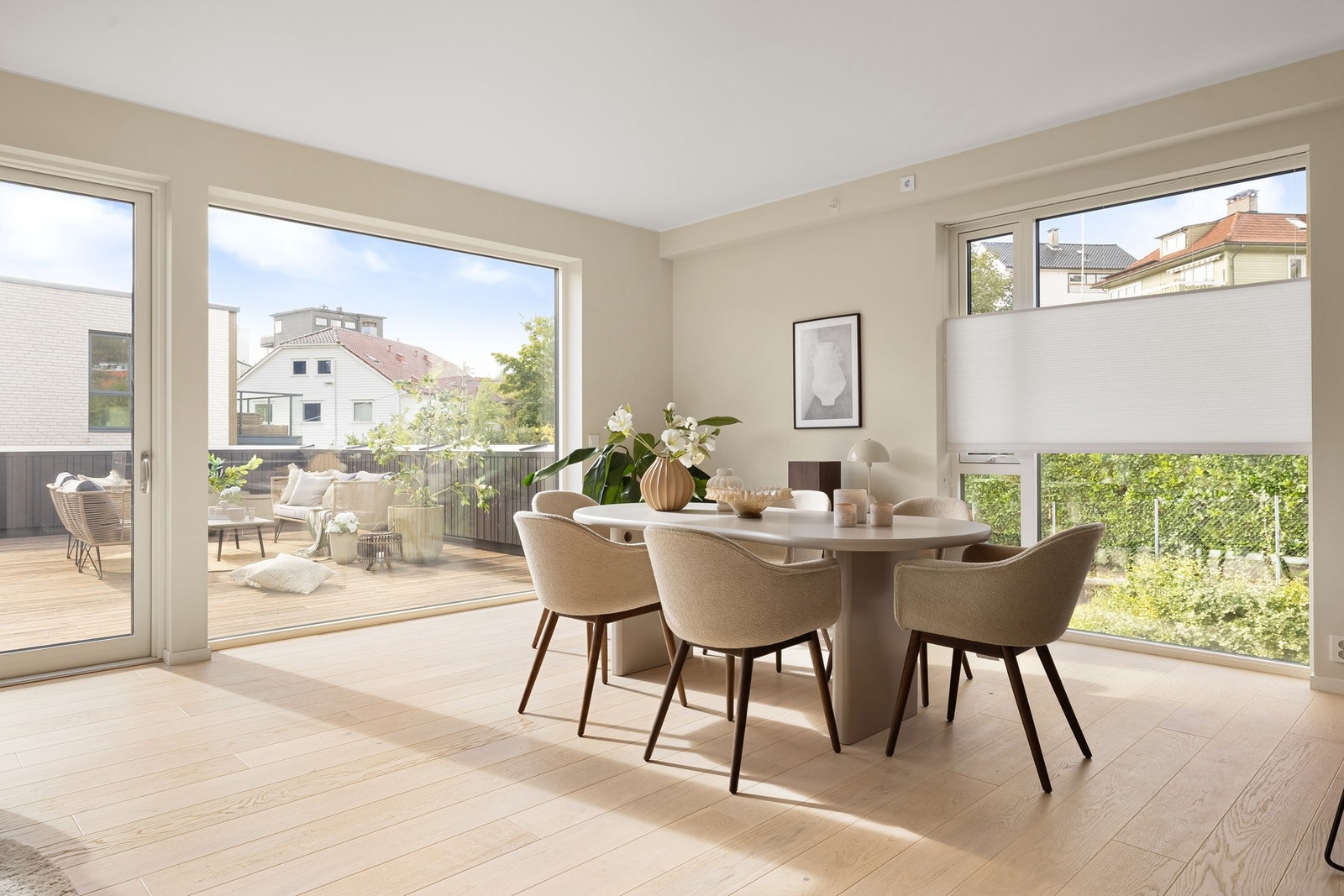 Grunnet rommets planløsning og størrelse er det god plass til å møblere i forskjellige soner. Galleribilde