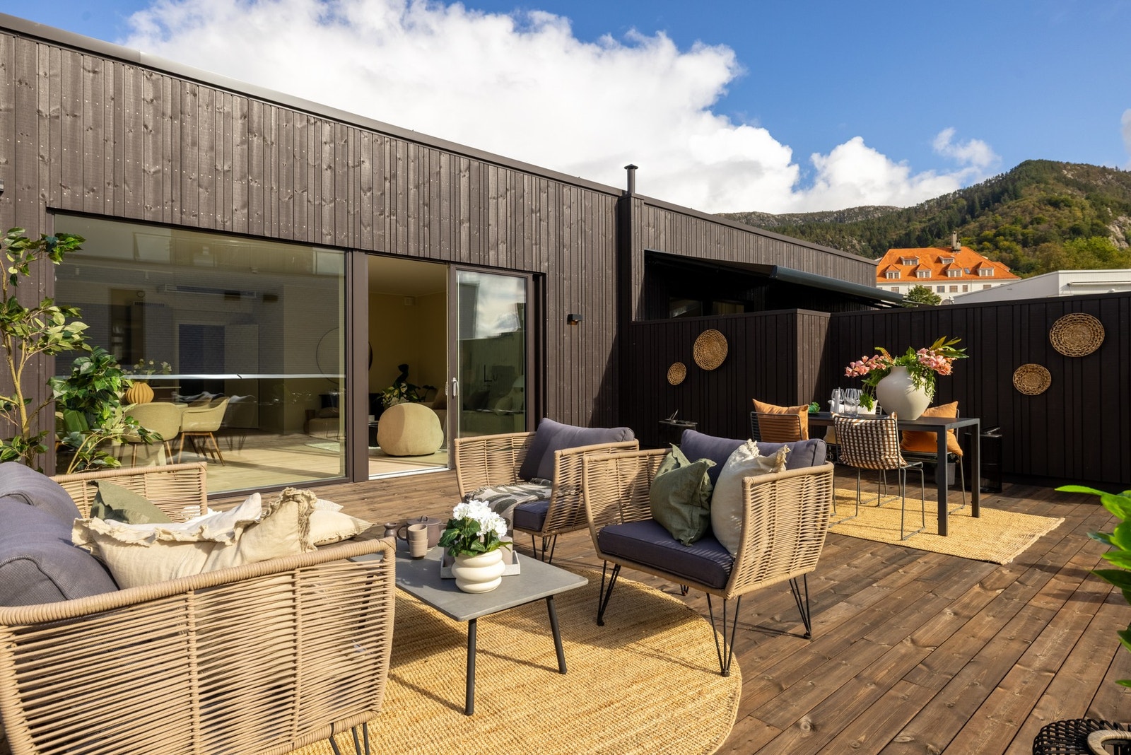 Her kan barna leke fritt mens du ser utover, og kaffekoppen kan nytes i sol fra morgen til kveld. Galleribilde