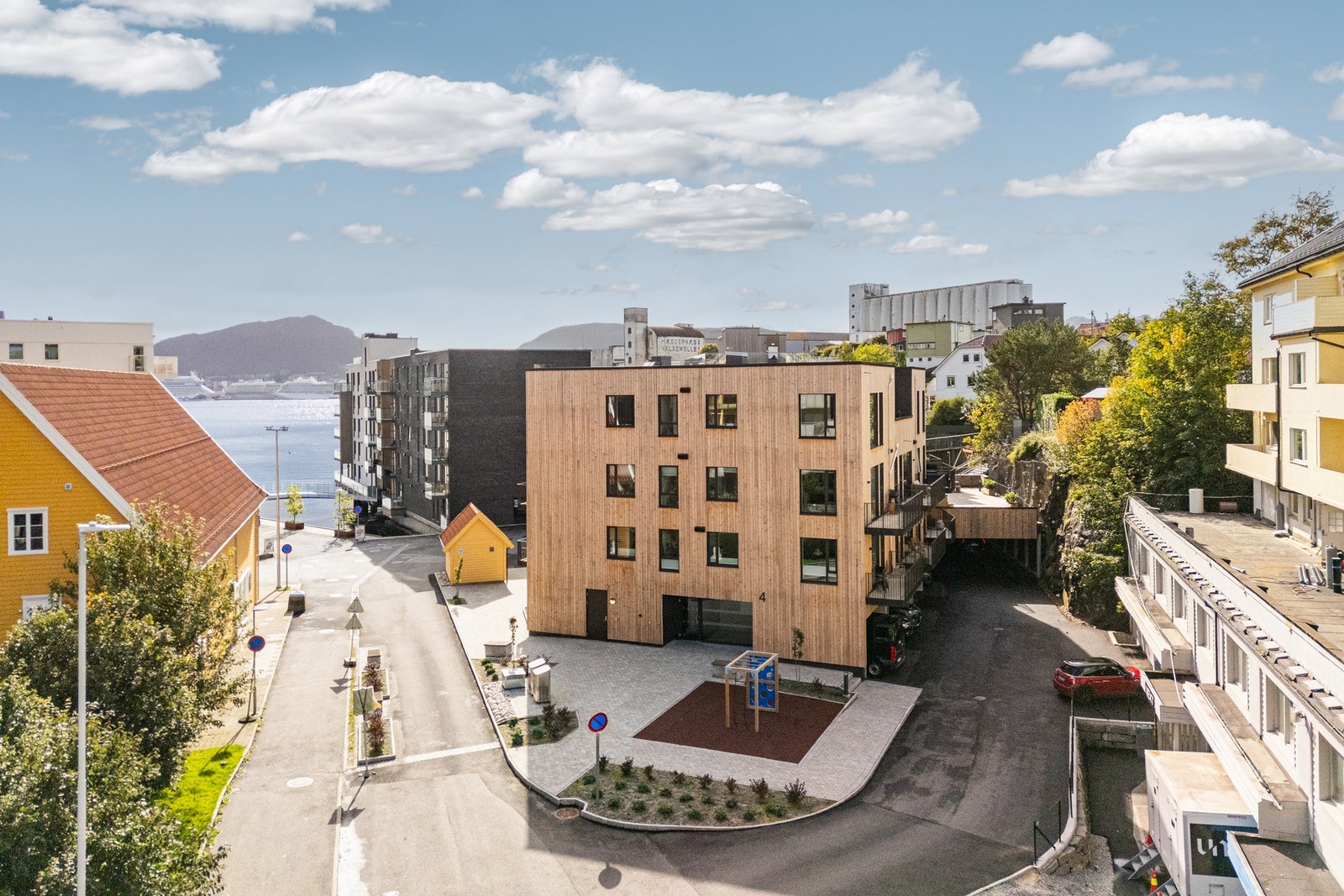 Det er muligheter for å kjøpe parkeringsplass i byggets felles garasjeanlegg, så langt beholdningen rekker. Galleribilde