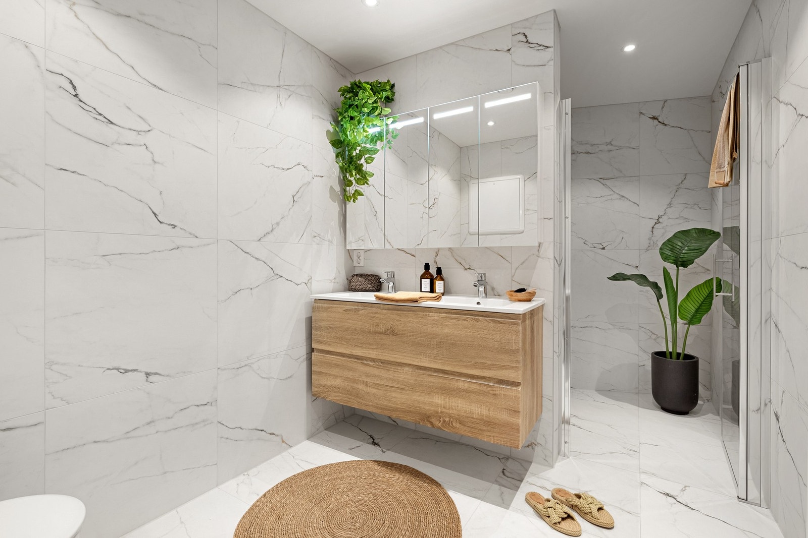 Badet er helfliset med lekre og moderne 60x60 fliser, underliggende varmekabler og spotlights i himling. Galleribilde