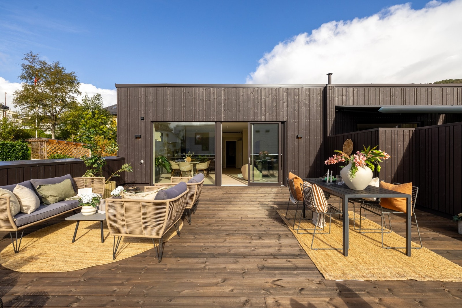 Her er det god plass til å møblere med hagemøbler eller til aktiviteter i forskjellige soner. Galleribilde