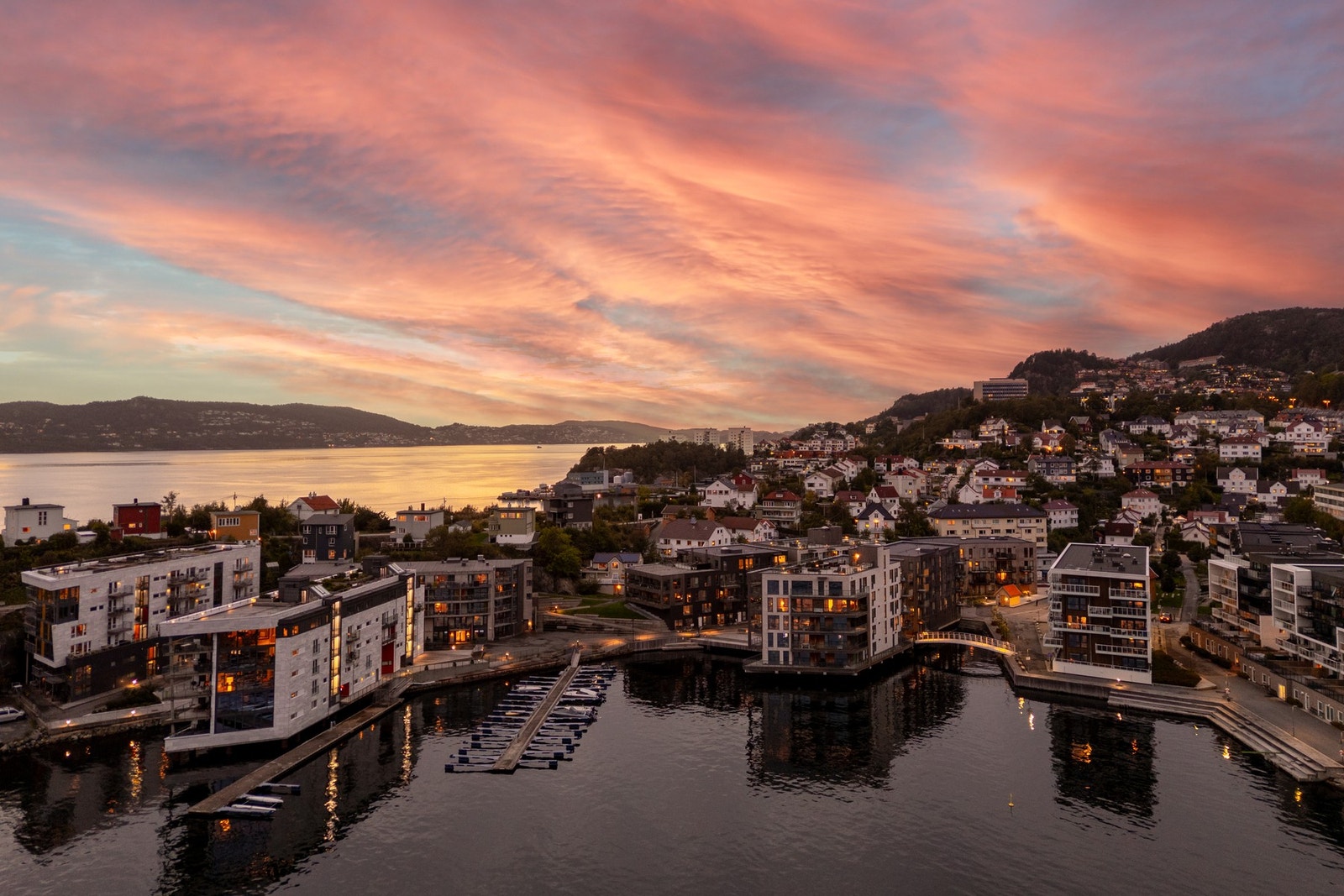 Med brygge like utenfor har man umiddelbar nærhet til sjø og badeaktiviteter! Galleribilde