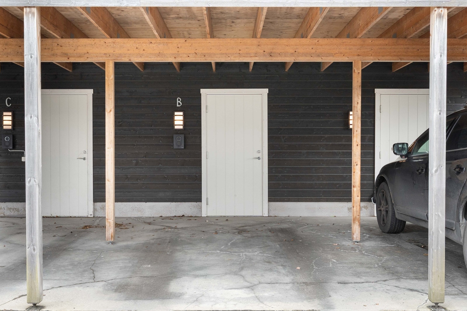 Carport med utebod. Galleribilde