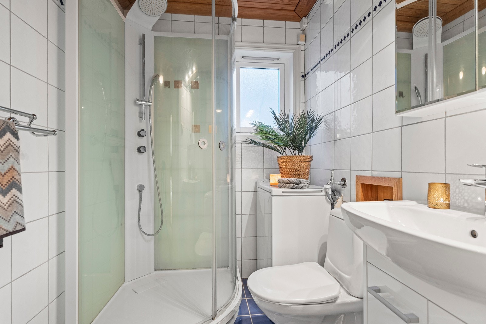 Flislagt bad med varmekabler i gulv. Rommet er praktisk utformet og har alt du trenger i hverdagen. Galleribilde