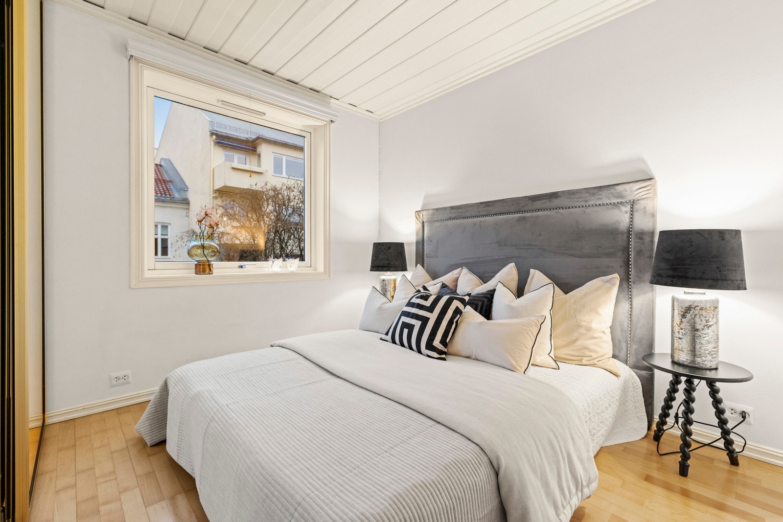 Soverommet er romslig, rolig og vendt mot en skjermet bakgård - perfekt for deg som ønsker en god natts søvn uten støy. Galleribilde