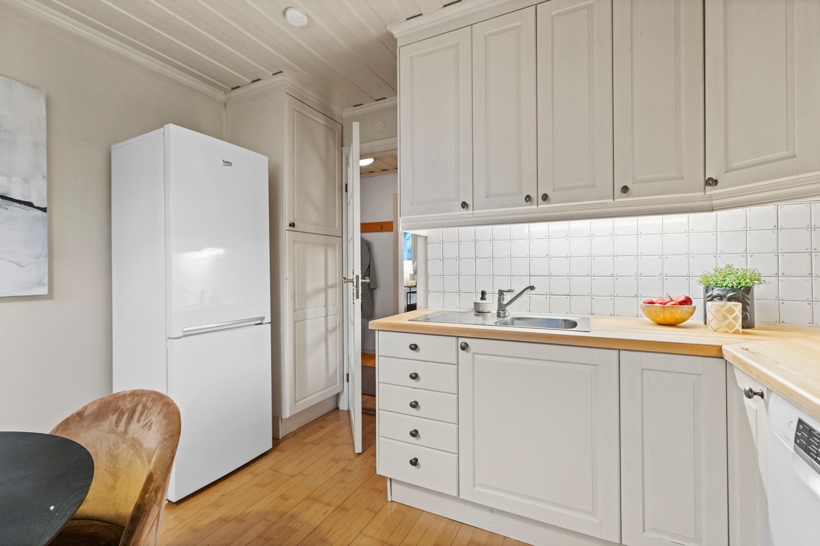 Kjøkkenet er pent og funksjonelt utformet, med gode arbeidsflater og rikelig med skap- og benkeplass som gjør matlagingen både effektiv og trivelig. Galleribilde