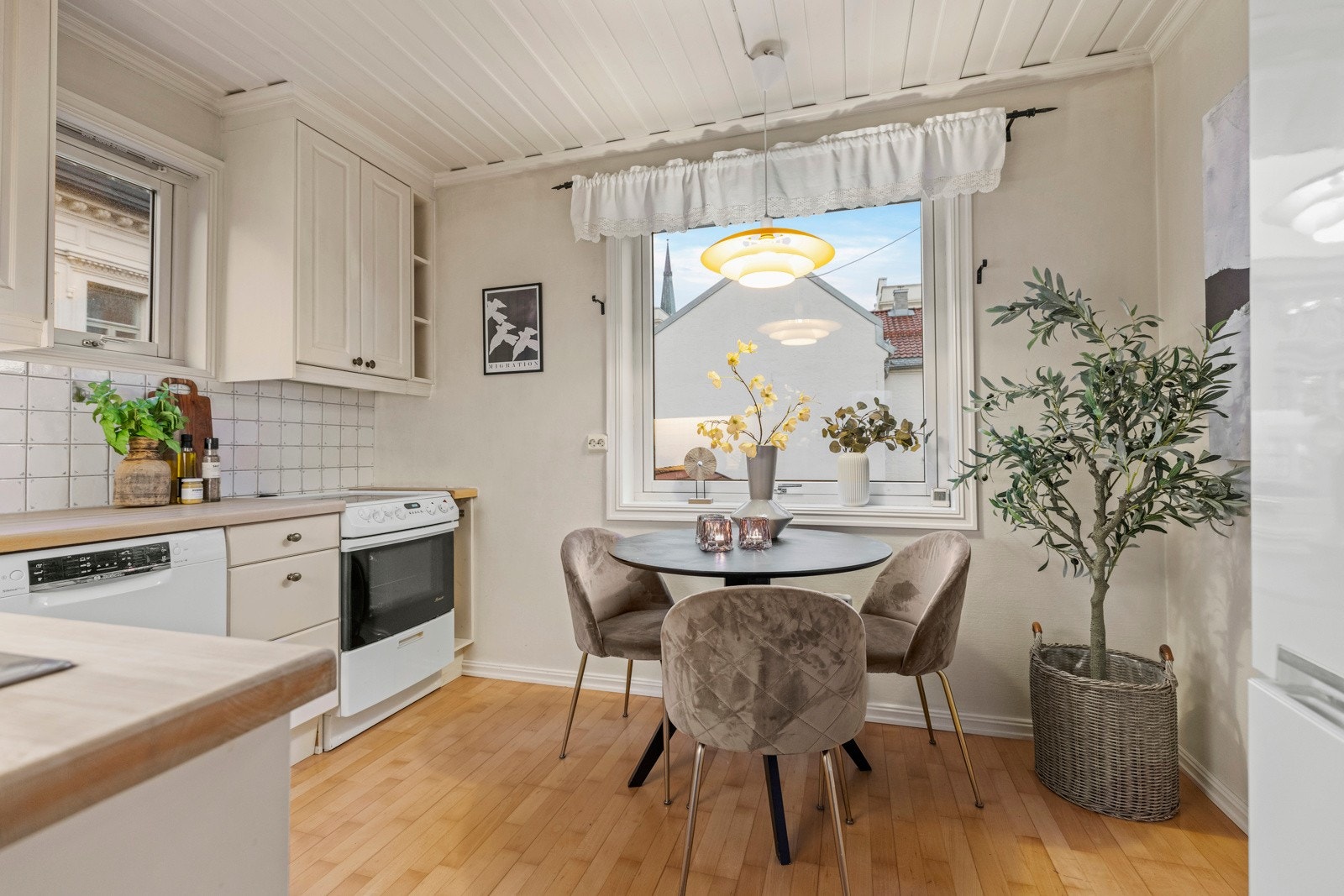 Den hyggelige spiseplassen gir rom for et spisebord hvor man kan samles til hverdagsmåltider og morgenkaffe. Galleribilde