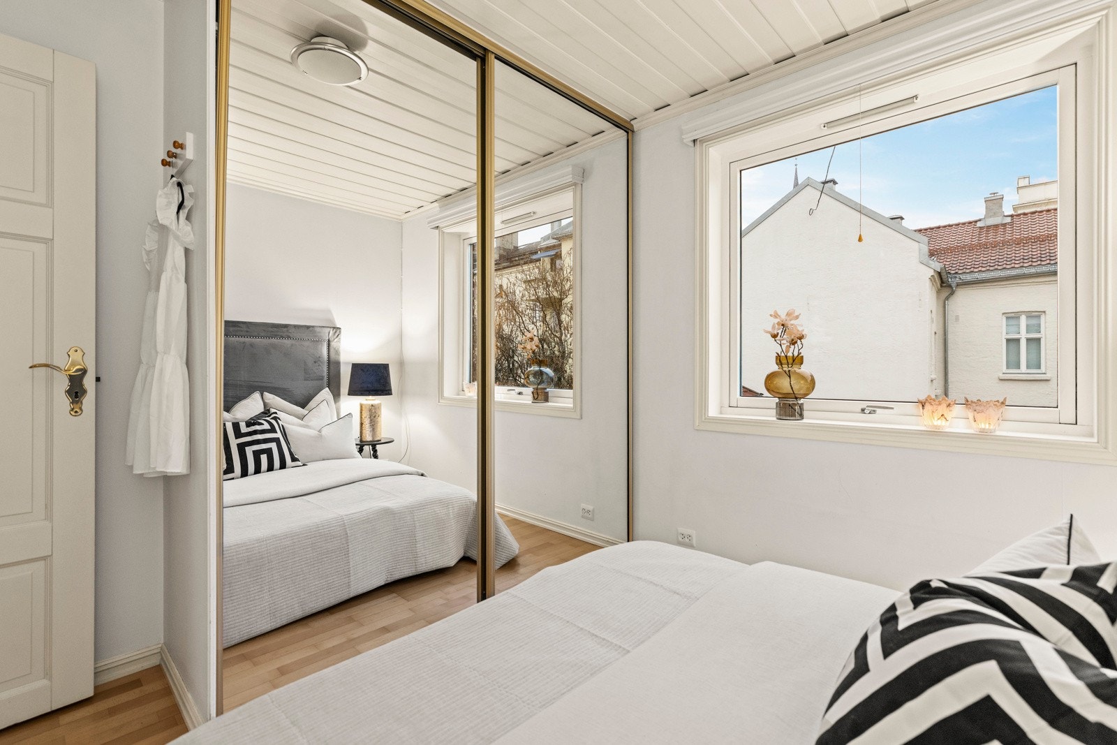 Skyvedørsgarderoben gir rikelig oppbevaringsplass og sørger for et ryddig og funksjonelt rom. Galleribilde