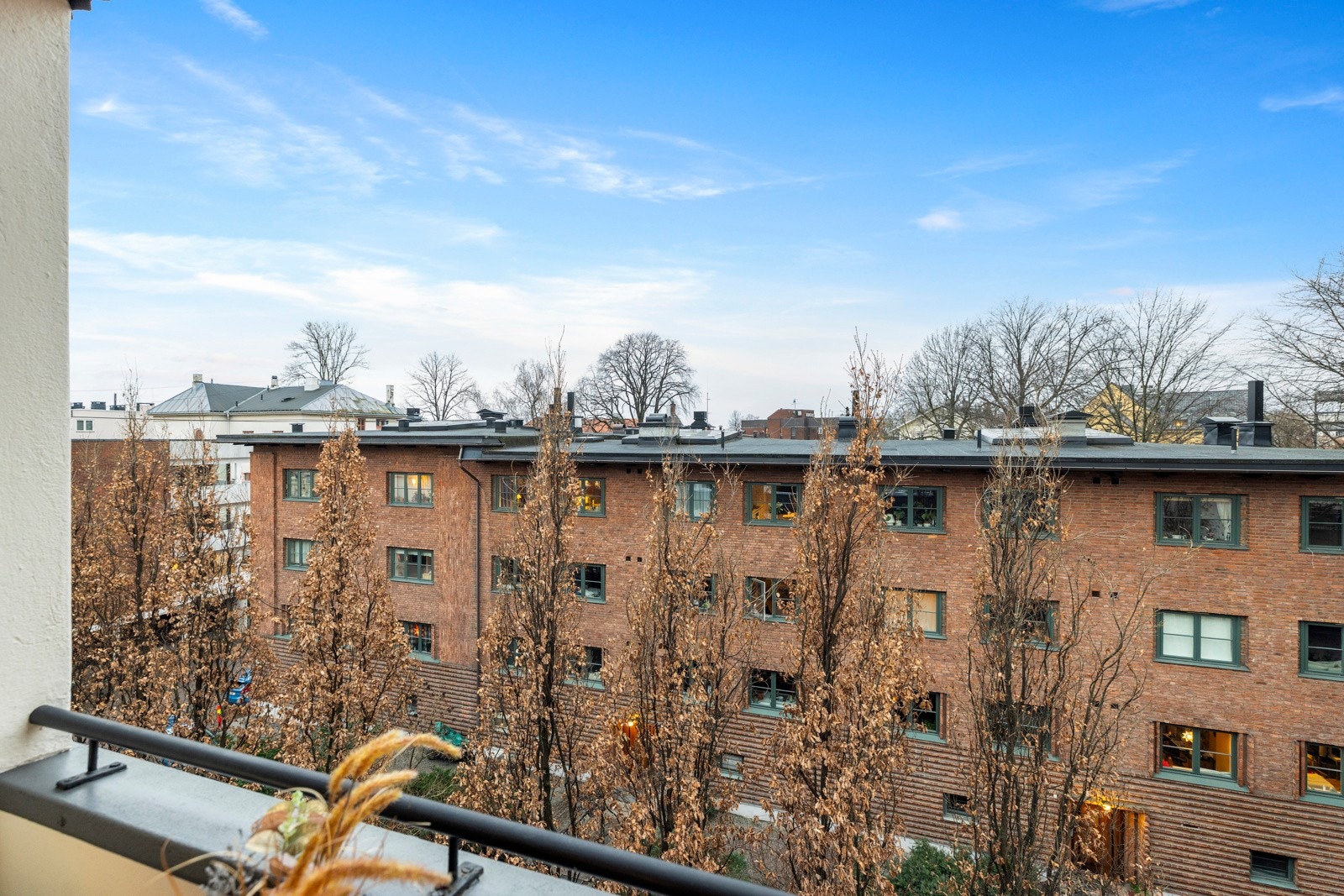 Balkongen vender mot et åpent og rolig område, og gir både lys og luft. Høyt og fritt. Galleribilde