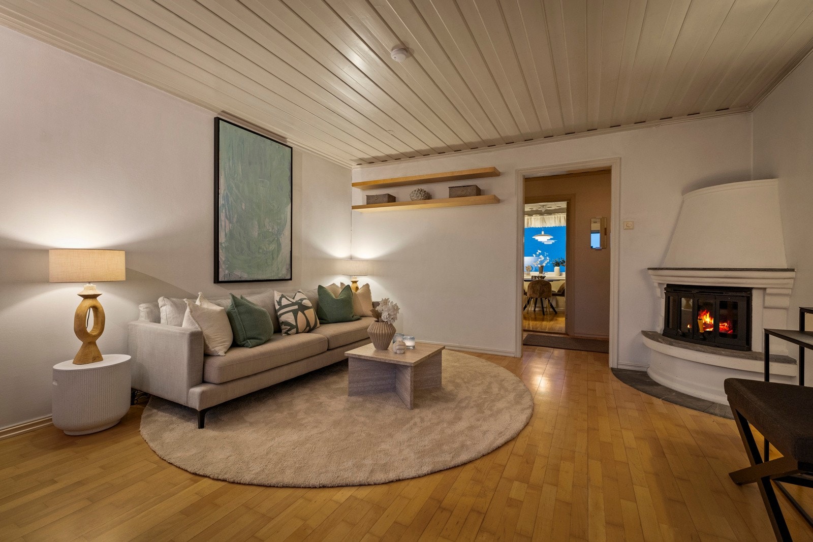 Stuen er leilighetens naturlige samlingspunkt og byr på en god romfølelse. Galleribilde