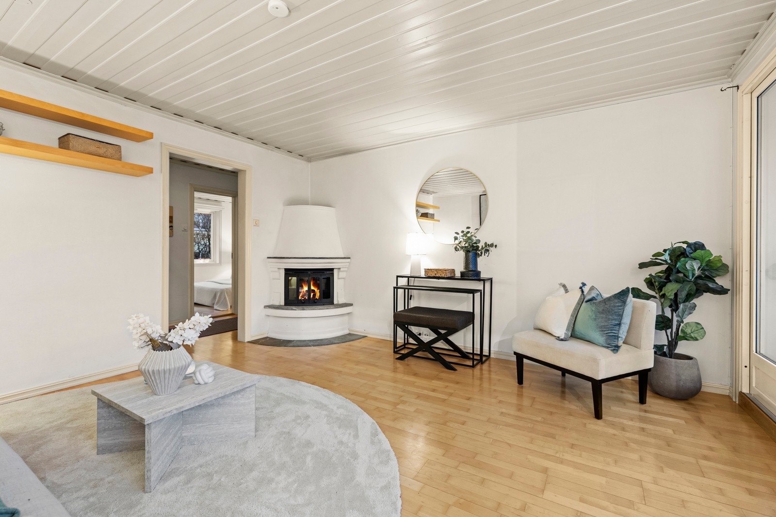 Stuen er malt i lyse, moderne farger som harmonerer godt med det gjennomgående gulvet. Galleribilde