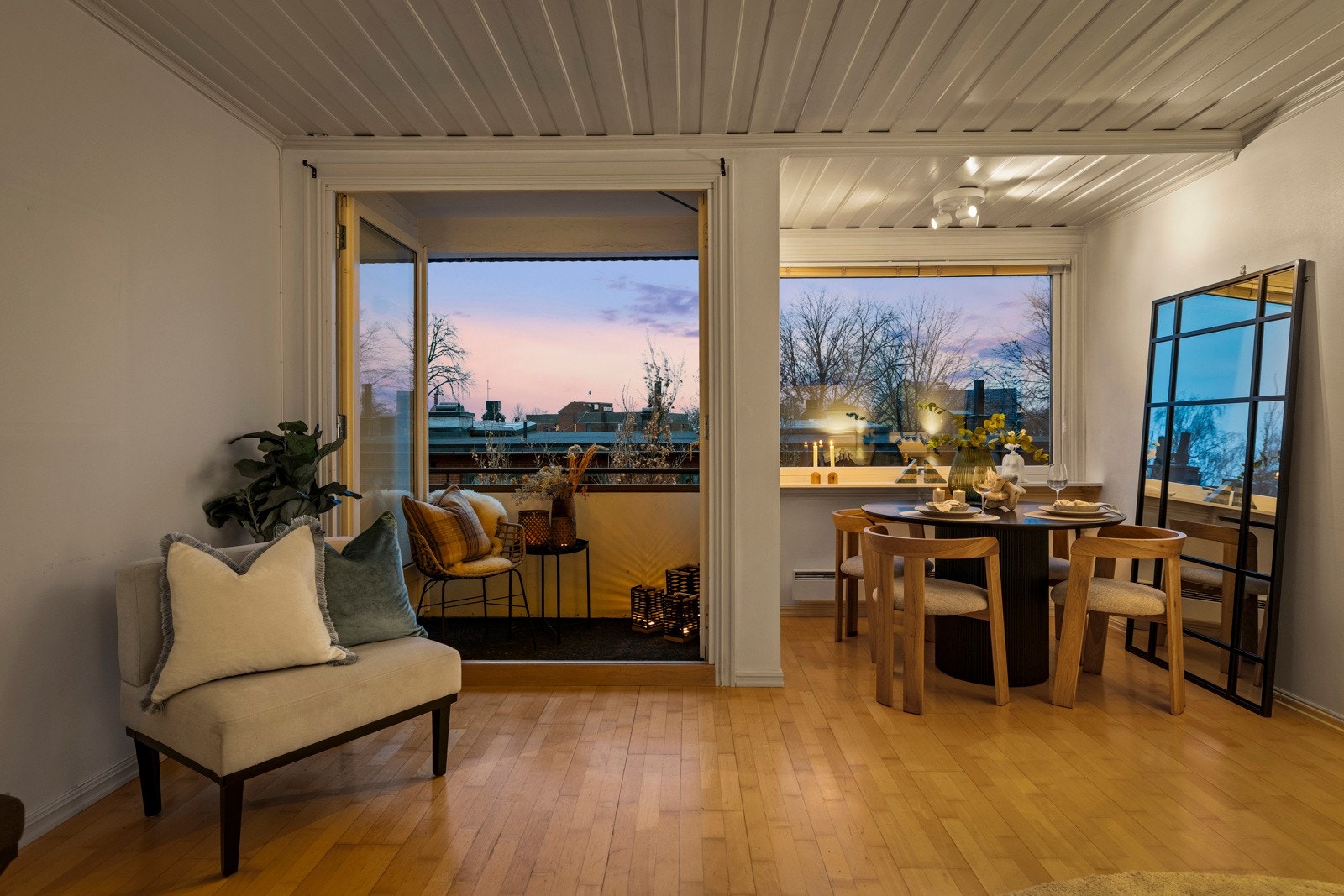 Her er det god plass til både en komfortabel sofagruppe og spisebord. Galleribilde