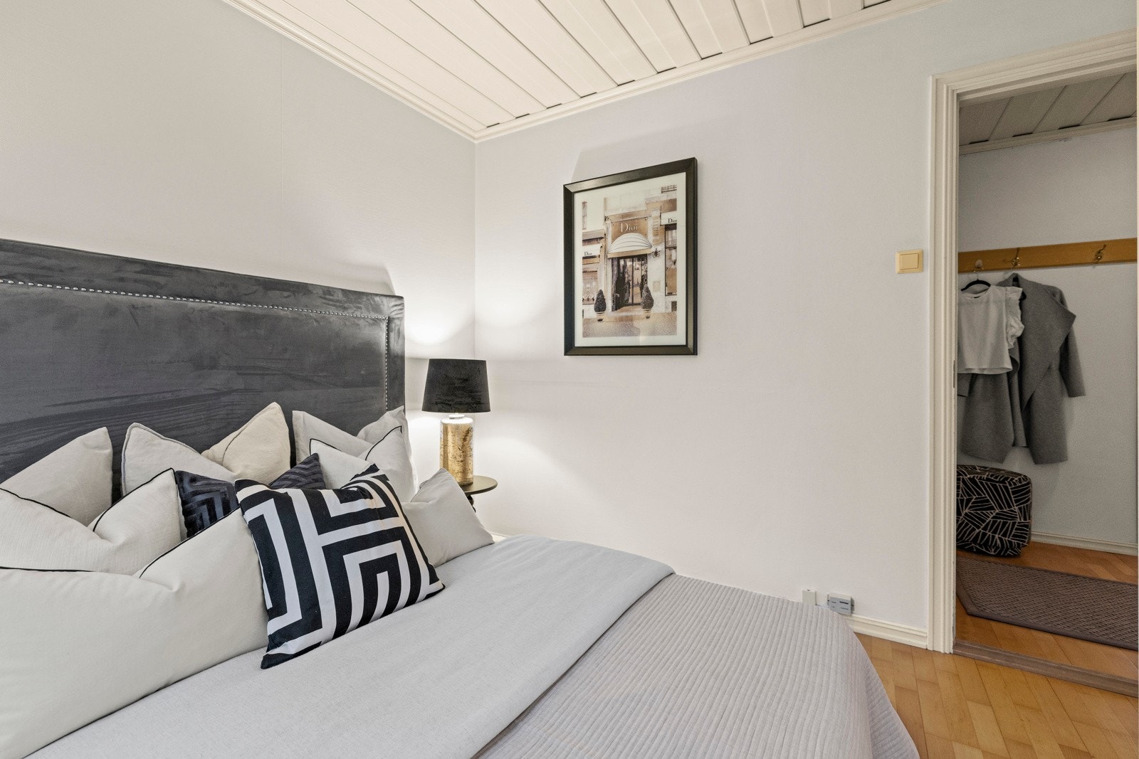 Rommet har plass til dobbeltseng, nattbord og garderobe. Galleribilde