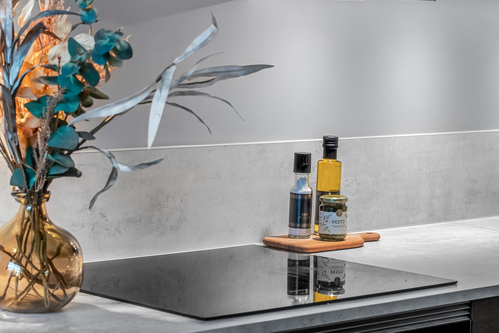 Pent kjøkken med integrerte hvitevarer og rikelig med skap- og benkeplass Galleribilde